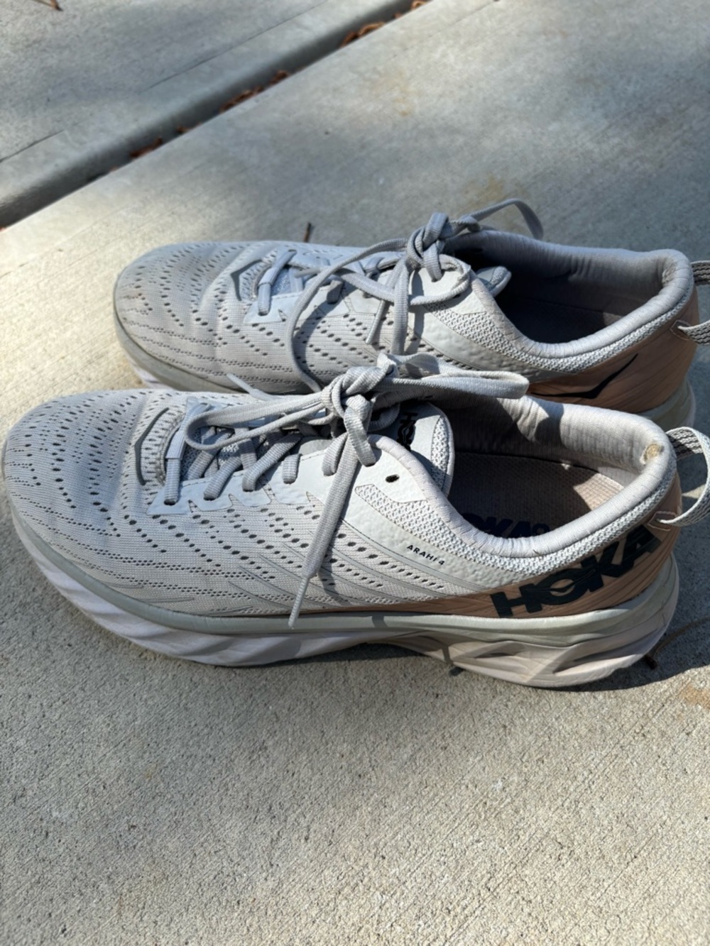 Hoka One One Arahi 4 Light Lunar Rock Grey and Tan Women's Running Shoes size 10 - Picture 3 of 12